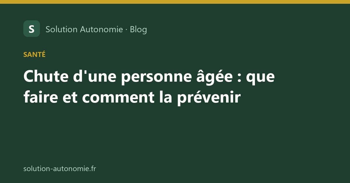 Une aidante donne le bras à une femme âgée qui marche avec une canne dans un couloir bien éclairé, sans tapis au sol