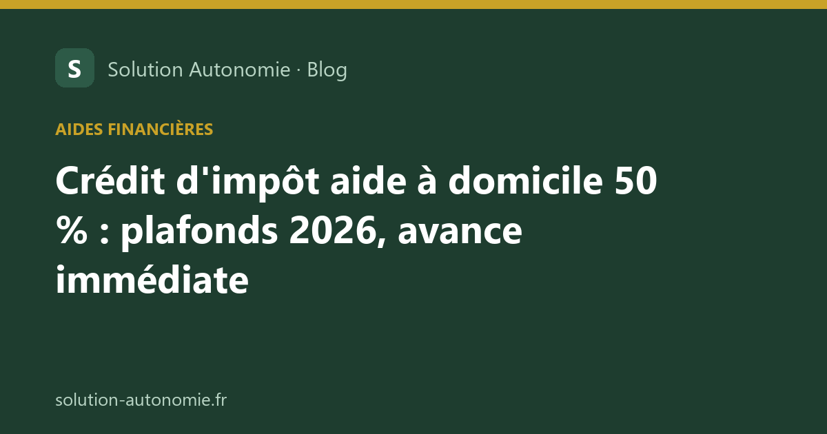 Un homme d'une soixantaine d'années consulte des documents et une calculatrice à la table de la cuisine de son père âgé