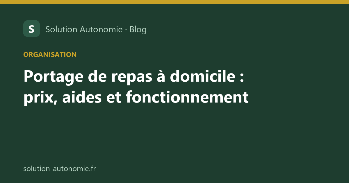 Une aide à domicile dépose un plateau-repas sur la table de la cuisine d'une dame âgée souriante, dans son appartement