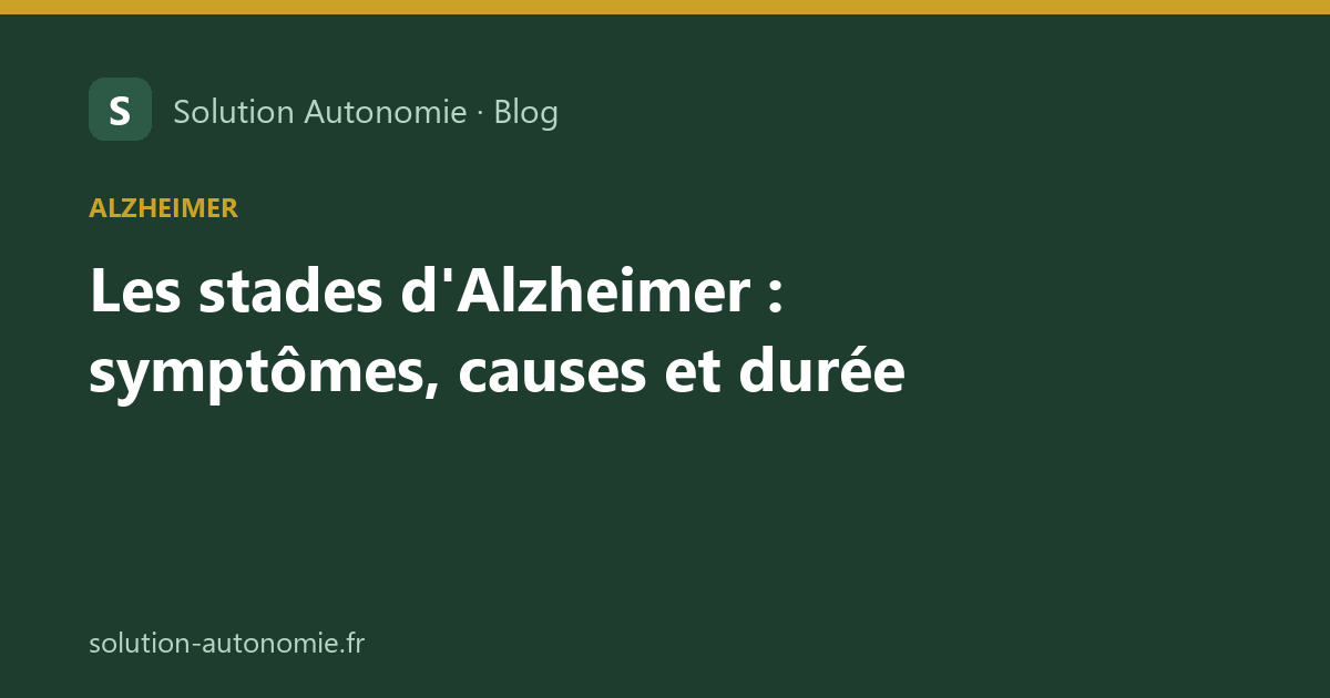 Une aidante tient la main de sa mère âgée sur un canapé, dans une lumière douce de fin d'après-midi