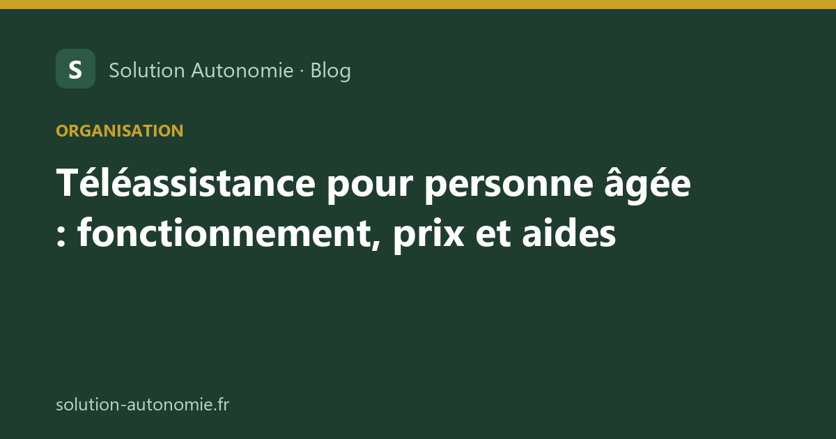 Une femme âgée assise dans son salon porte une montre d'alerte au poignet et sourit à sa fille venue lui rendre visite